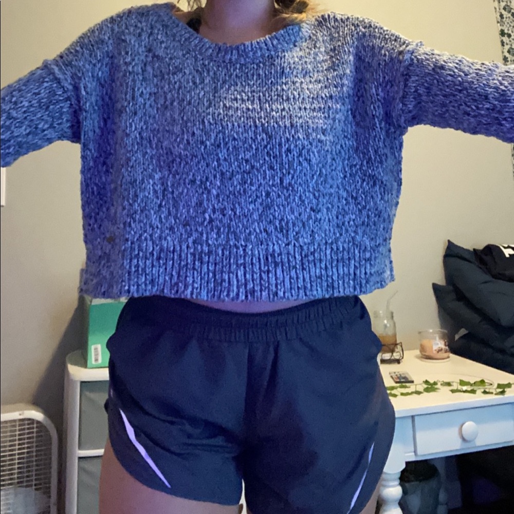 Cropped sweater. - Picture 3 of 4